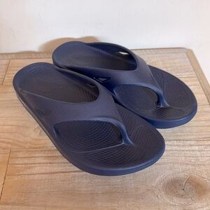 OOFOS Slip Size W8 / M7 Recovery Unisex Thong Flip Flops Sandals Navy Blue